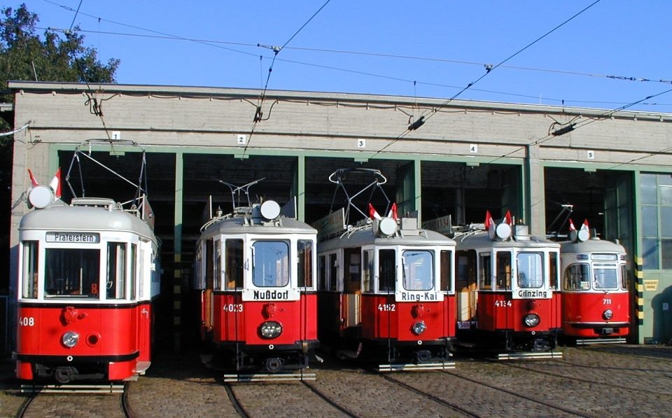 Einige der liebevoll rastaurierten Fahrzeuge von Rent a Bim, mit denen Fahrten möglich sind (Foto: Martin Mannsbart).