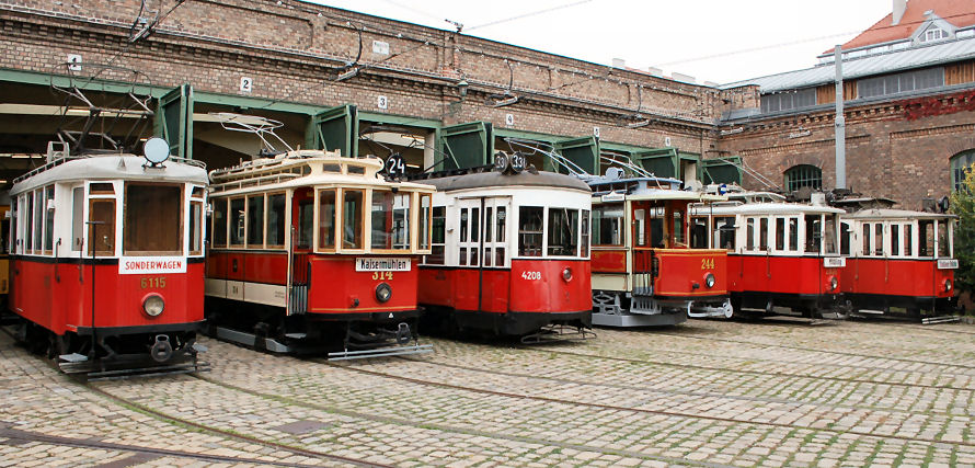 Parade einiger Fahrzeuge des VEF, die als Leihgabe die Ausstellung bereichern.Foto: Dipl.-Ing. Gerhard Schumann