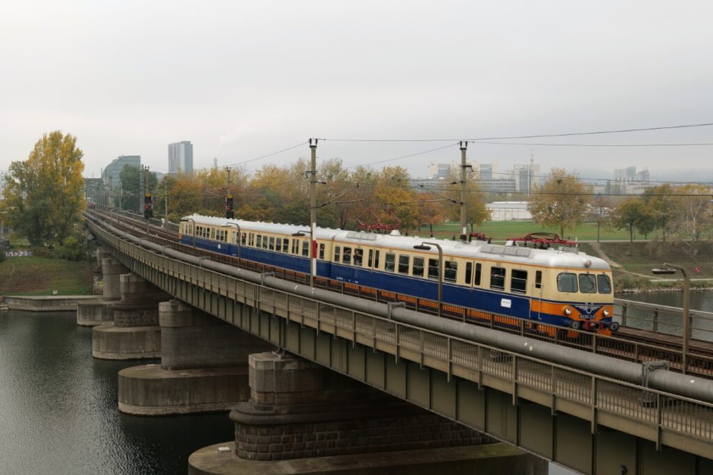 Der 4030.210 unterwegs auf Jubiläumsfahrt am 29.10.2022 im Fahrgastbetrieb