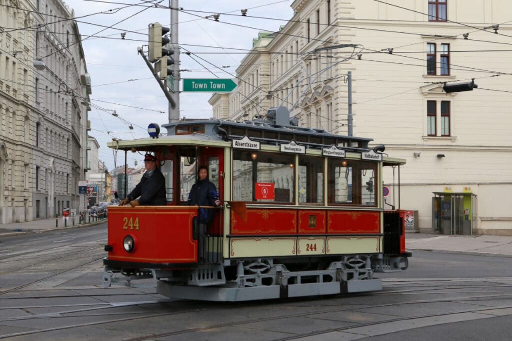 Wagen 244 an der Kreuzung Rennweg / Schlachthausgasse