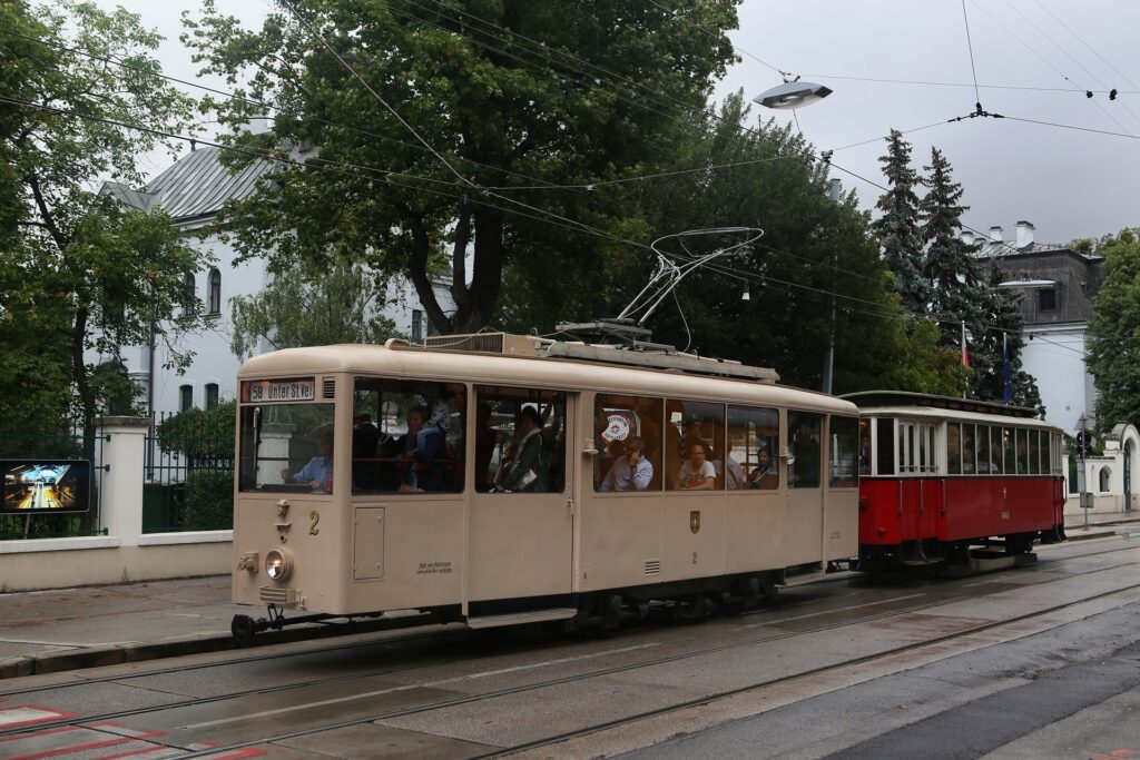 Die sonst nur in der Museumsausstellung zu bewundernden Fahrzeuge 2 + 3442 des VEF (Foto: Christian Peschl)