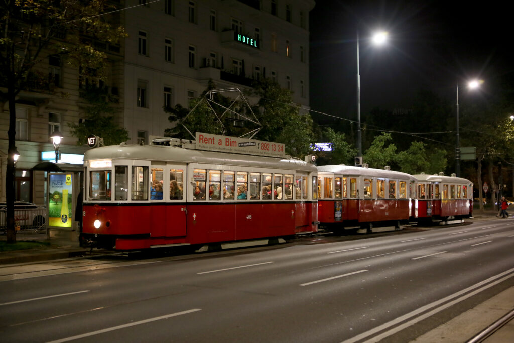 Teilnahme an der Langen Nacht der Museen mit den historischen Fahrzeugen 408 + 5400 + 5235 des VEF (Foto: Christian Peschl)