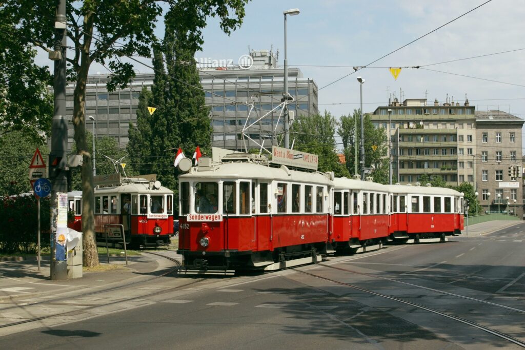 Zwei Mietfahrten des VEF treffen einander am Julius-Raab-Platz (Foto: Christian Peschl)