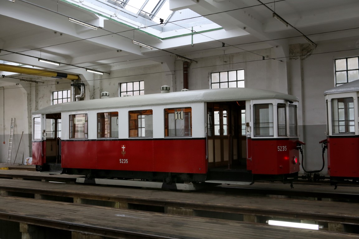 Im Bild ist der m3 5235 im Bahnhof Floridsdorf am 18.09.2013 zu sehen, wo er anlässlich einer Sonderfahrt als Stadionverstärker der Linie 11 besteckt wurde (Foto: Christian Peschl).