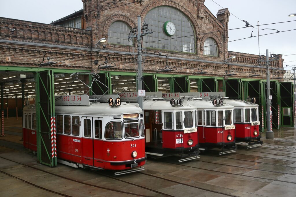 Die historischen Fahrzeuge 548 + 4134 + 4149 + 4023 des VEF vor der Remise Währinger Gürtel (Foto: Christian Peschl)