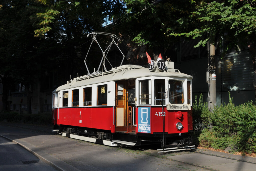 M1 4152 betafelt als Linie 37 auf Einziehfahrt auf dem Währinger Gürtel im Sommer 2022 (Foto: Roman Lillich).