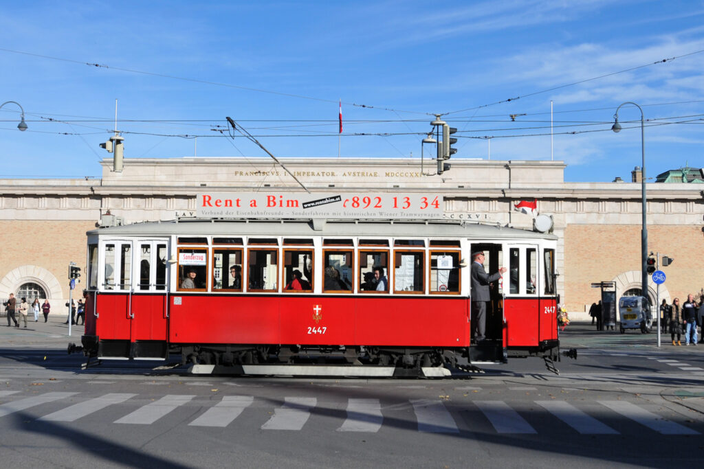 Ein historischer Triebwagen aus dem Jahre 1913 passiert das Äußere Burgtor, dessen Errichtung aus den Jahren 1821 bis 1824 datiert (Foto: Roman Lillich)