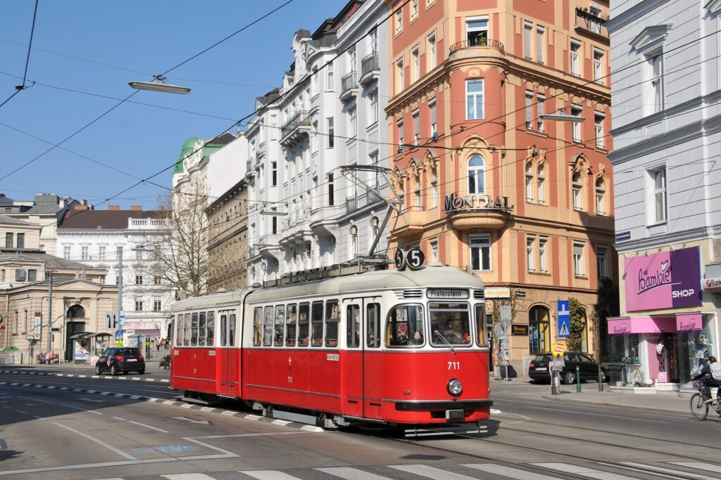 Unser Bild zeigt ihn, betafelt als Linie 5 in seinem ehemaligen Einsatzgebiet in der Alserbachstraße im März 2012. Damals präsentierte er sich noch großteils im Zustand zwischen 1973 und 1980 (Foto: Roman Lillich)