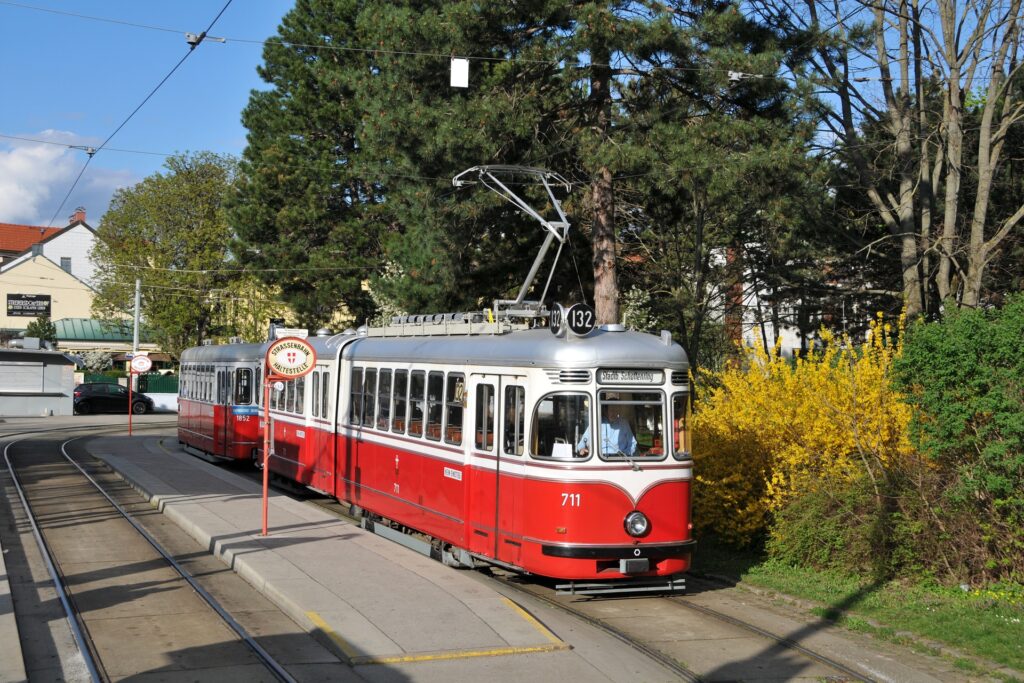 Roman Lillich hat unseren F 711 mit dem passenden Beiwagen 1852 anläßlich einer Sonderfahrt im April 2019 in Strebersdorf im Bild festgehalten.