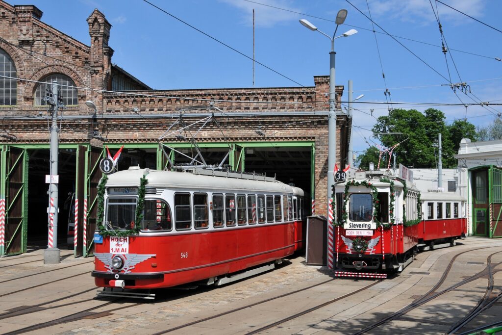 „Hoch der 1. Mai“ wie vor 50 Jahren! Nachempfundenes Szenarion am Bahnhof Währinger Gürtel am 1. Mai 2019 (Foto: Roman Lillich)