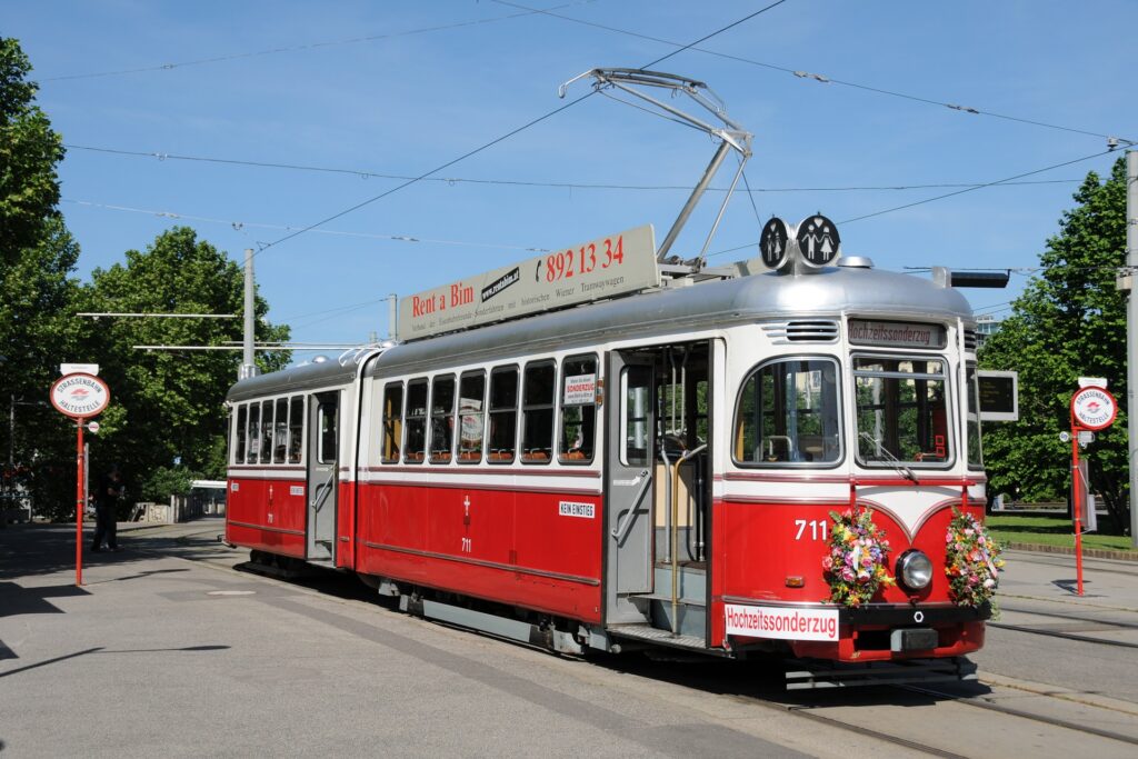 Hochzeit für das Brautpaar in einer Straßenbahn aus ihrem Geburtsjahr, hier auf dem Karlsplatz (Foto: Sabine Grahsner)