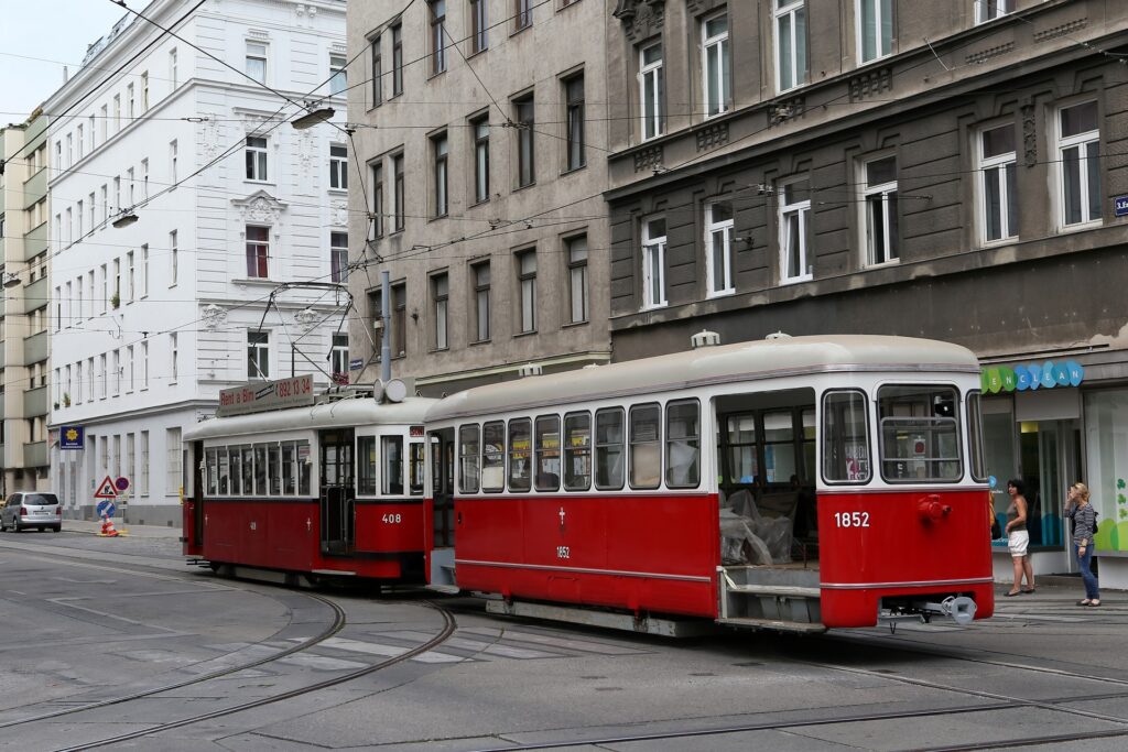 Einmal „verkehrt herum“ - Überstellung des in Aufarbeitung befindlichen Beiwagens 1852 von Speising ins neue Domizil Erdberg im Juni 2014 (Foto: Christian Peschl)