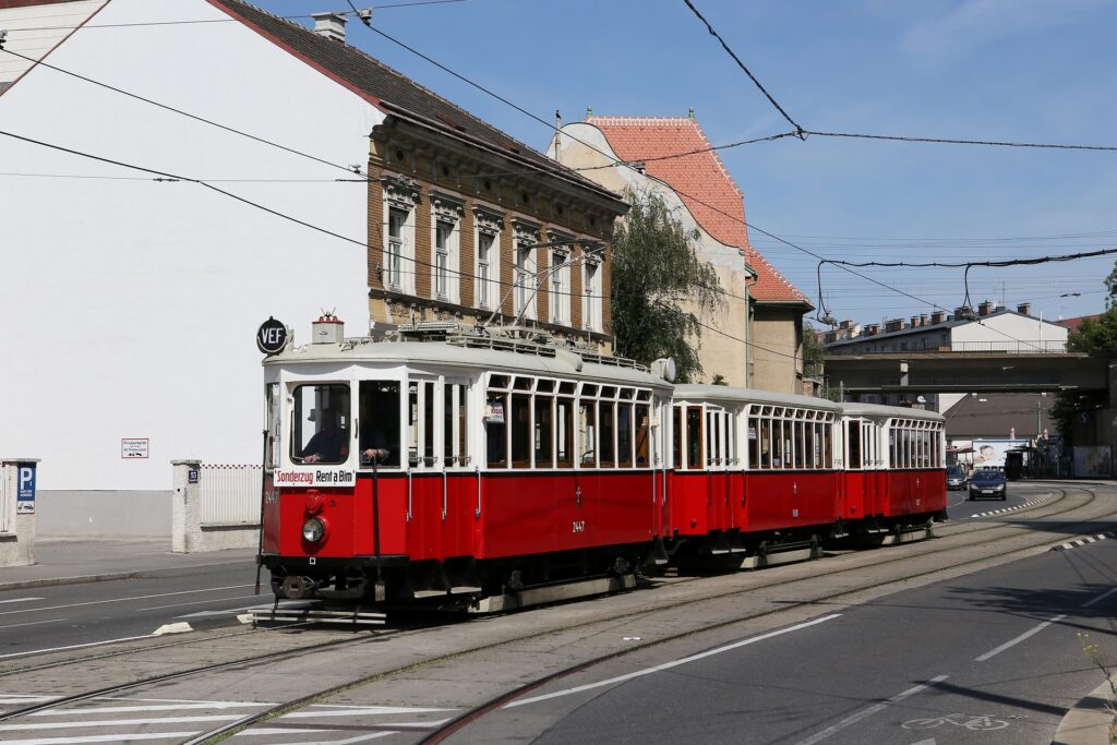 Gemeinsam mit seinen passenden Beiwagen k3 1630 und k3 1627 fährt unser K 2447 in der Hetzendorfer Straße seinem nächsten Fahrgasteinsatz entgegen (Foto: Christian Peschl)