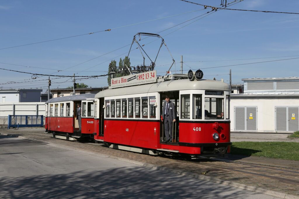 Am 07.09.2013 präsentiert verleiht der T1 408 beim Tramwaytag den unzähligen Fahrgästen einen Eindruck vom Flair der Wiener Tramway vergangener Tage. Viele Besucher konnten sich noch an den „T-Wagen“, der lange Zeit zum Stammeinsatzgebiet der Type T1 zählte, erinnern (Foto: Christian Peschl).