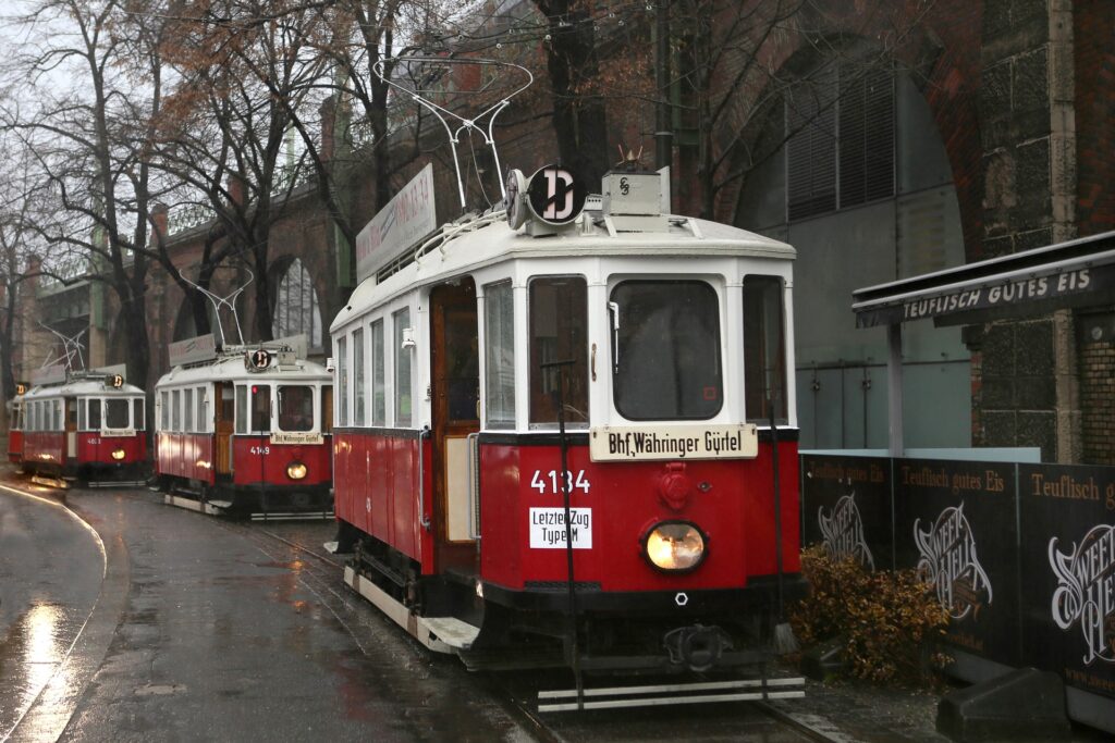 Der M 4134 war der letzte im Planeinsatz stehende Triebwagen mit während der Fahrt offenen Türen, ambulantem Schaffner und stehendem Fahrer. Genau 40 Jahre nach seinem letzten Planeinsatz gedachte der VEF seinem letzten Betriebstag mit einem nachempfundenen Auslauf der Verstärkerlinie D.