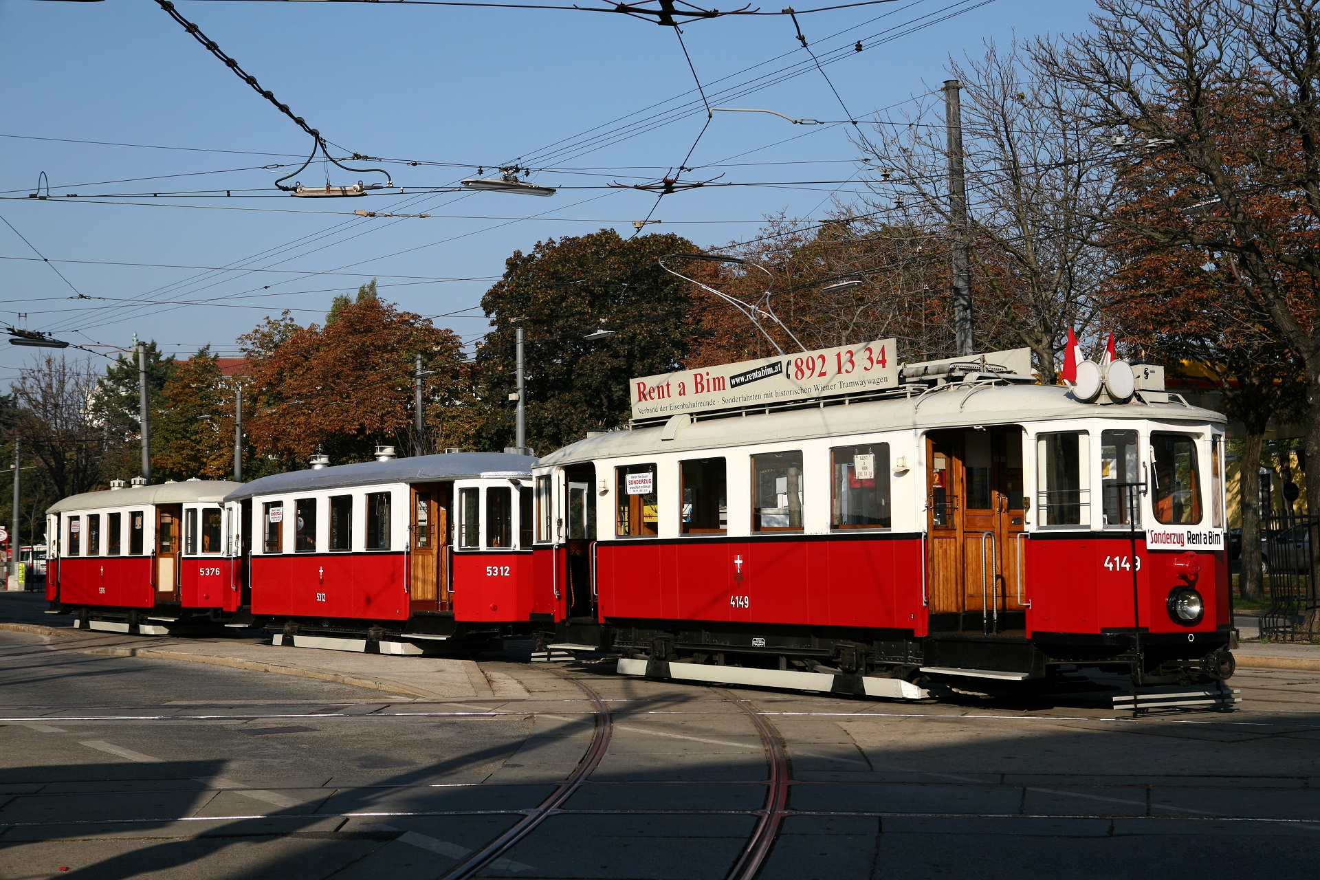 Das Bild zeigt den m3 5376 im stilreinen Dreiwagenzug mit dem m3 5312 und dem M 4149. Gut erkennbar sind die Unterschiede in der Ausführung der beiden Beiwagen: Lüfterbauart, Dachbespannung und – lackierung, Innenverkleidung (Foto: Christian Peschl, 10.10.2010, Bahnhof Rudolfsheim). 