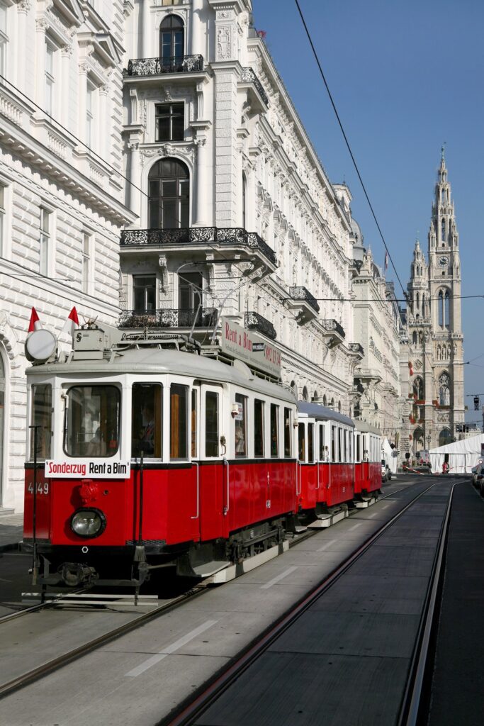Ein historischer Dreiwagenzug mit 72 Sitzplätzen setzt Ihre Veranstaltung mit dem Rathaus in Szene (Foto: Christian Peschl)