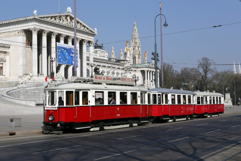 Die Ringstraße bietet mit ihren zahlreichen Highlights das passende Ambiente für unsere historischen Fahrzeuge, sowohl nachts als auch tagsüber Hier vor dem Parlament (Foto: Christian Peschl)