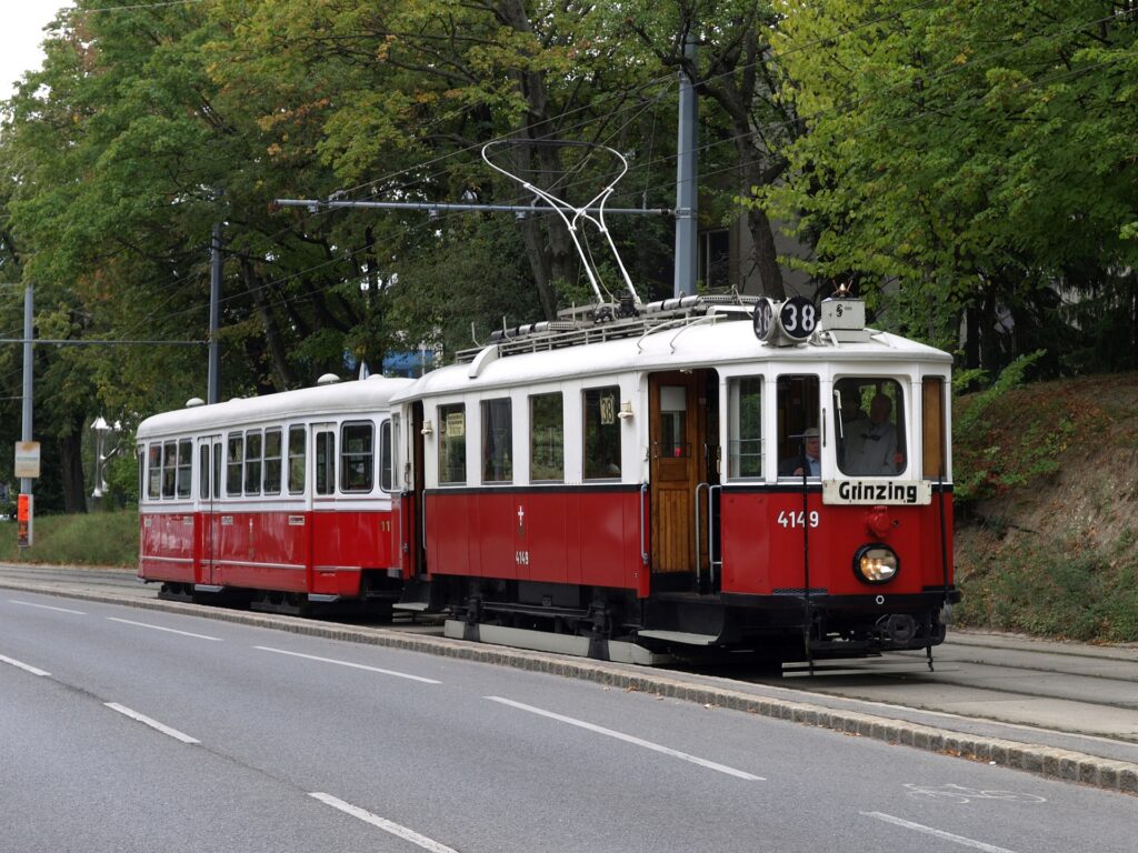 Im Bild ist eine derartige Zugszusammenstellung, die sehr bald mit dem Beinamen „Halbstarker“ bedacht wurde, bei der Bergfahrt nach Grinzing anläßlich einer Sonderfahrt im September 2012 zu sehen. (Foto: Christian Peschl)