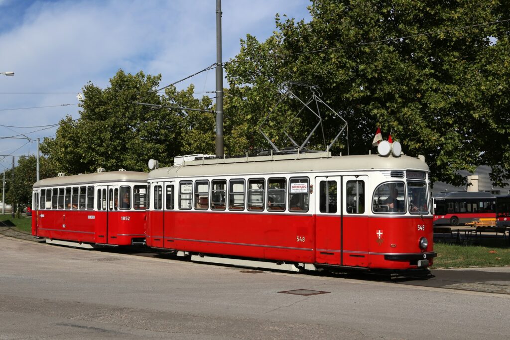 L 548 mit seinem passenden Beiwagen 1852 anlässlich einer Probefahrt in der Hauptwerkstätte der Wiener Linien im September 2015 (Foto: Christian Peschl).