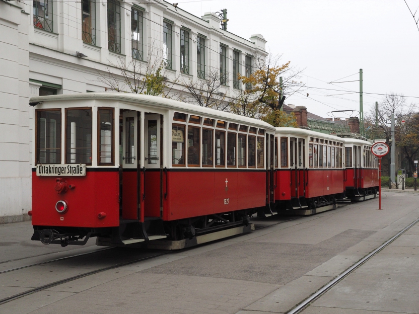 Im Bild ist der k3 1627 besteckt als Linie 45 im Zuge einer Foto-Sonderfahrt am 05.11.2017 in der Schleife Uhlplatz zu sehen (Foto: Dr. Karl Riedling).