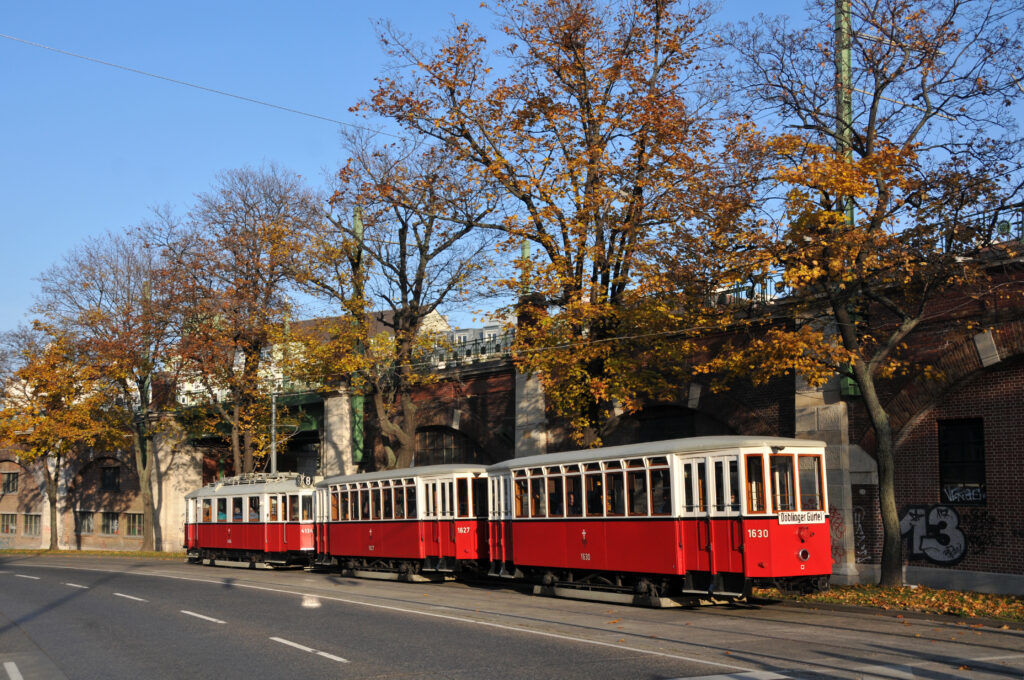 Im Bild ist der k3 1630 besteckt als Linie 8 im Zuge einer Foto-Sonderfahrt am 05.11.2017 auf dem Währinger Gürtel zu sehen (Foto: Christian Peschl).