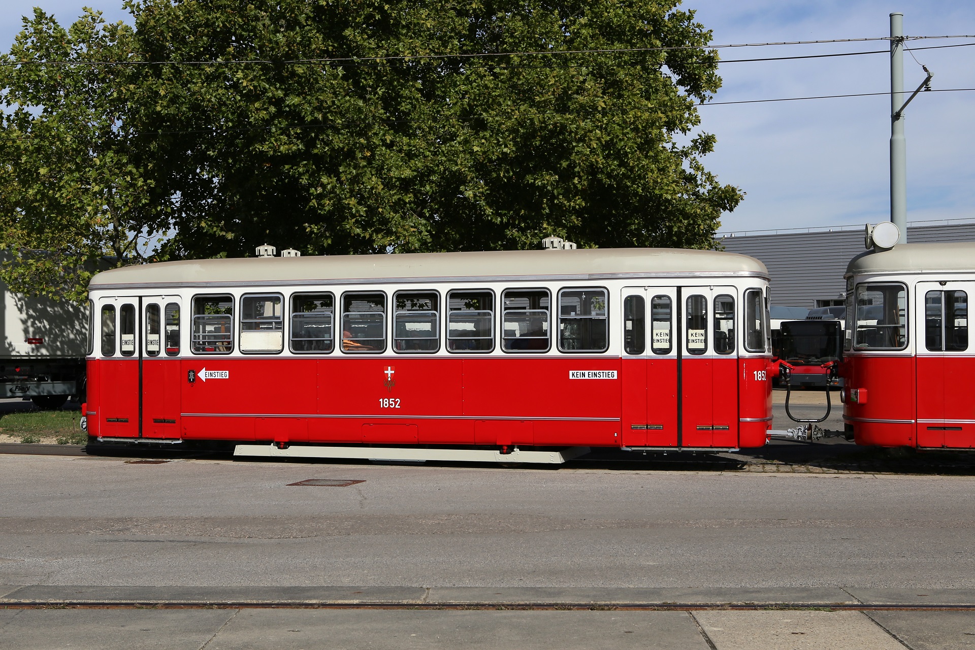 Anlässlich einer Probefahrt wurde der l3-Beiwagen 1852 von Christian Peschl am 16.09.2015 in der Hauptwerkstätte der Wiener Linien fotografiert.