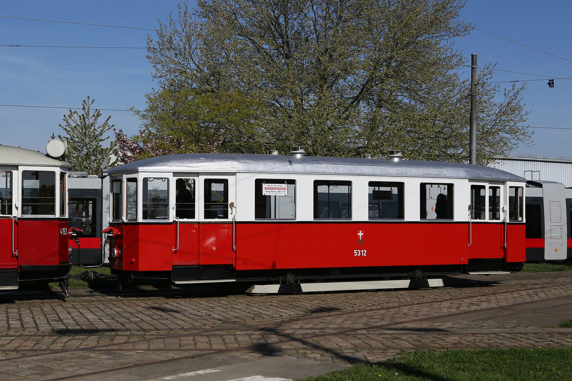Im Bild ist der m3 5312 anlässlich des Tramwaytages in der Hauptwerkstätte der Wiener Linien am 25.04.2015 abgebildet (Foto: Christian Peschl)