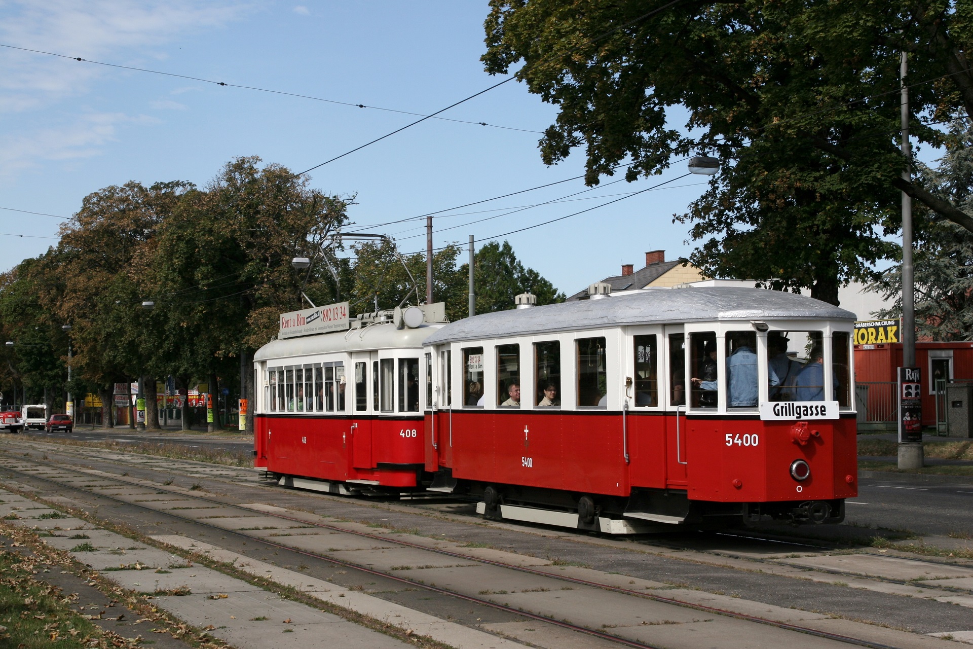 In den letzten Betriebsjahren der Triebwagentype T1 eine gebräuchliche Kombination: der m3 5400 hinter unserem T1 408 am Tramwaytag 2008 auf der Simmeringer Hauptstraße (Foto: Christian Peschl).