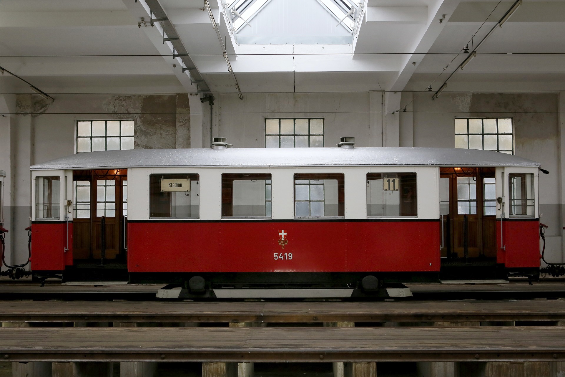 Im Bild ist der m3 5419 im Bahnhof Floridsdorf am 18.09.2013 zu sehen, wo er anlässlich einer Sonderfahrt als Stadionverstärker der Linie 11 besteckt wurde (Foto: Christian Peschl).